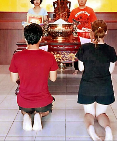 自稱玉皇、觀音！夫妻坐上神壇「供信眾膜拜」：這是神明的高度　他們「狂撈700萬」結局讓人笑了