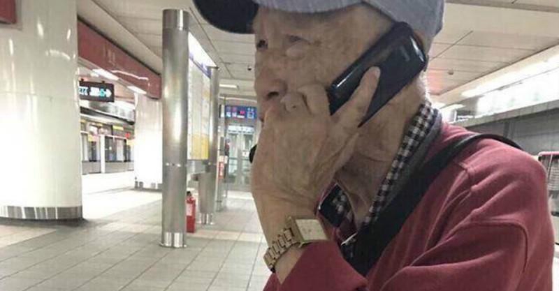 誰能幫我打電話？陌生爺爺在捷運站求助手握10年前名片，她好心幫忙電話打通瞬間痛哭：謝謝妳